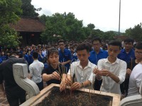 Đoàn TNCS Hồ Chí Minh trường Đại học Sao Đỏ tổ chức cho tân sinh viên dâng hương tại Di tích Côn Sơn và đền Chu Văn An