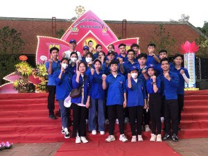 Sinh viên tình nguyện trường Đại học Sao Đỏ tham gia hỗ trợ chương trình Lễ Phật Đản tại chùa Sùng Nghiêm