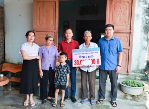 Trường Đại học Sao Đỏ thăm và ủng hộ sinh viên Nguyễn...
