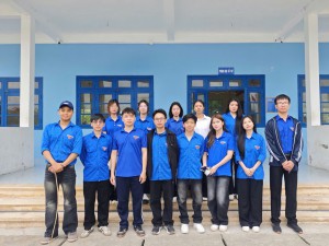 Sinh viên lớp DK15-SPCN tham gia hỗ trợ hoạt động kỷ...