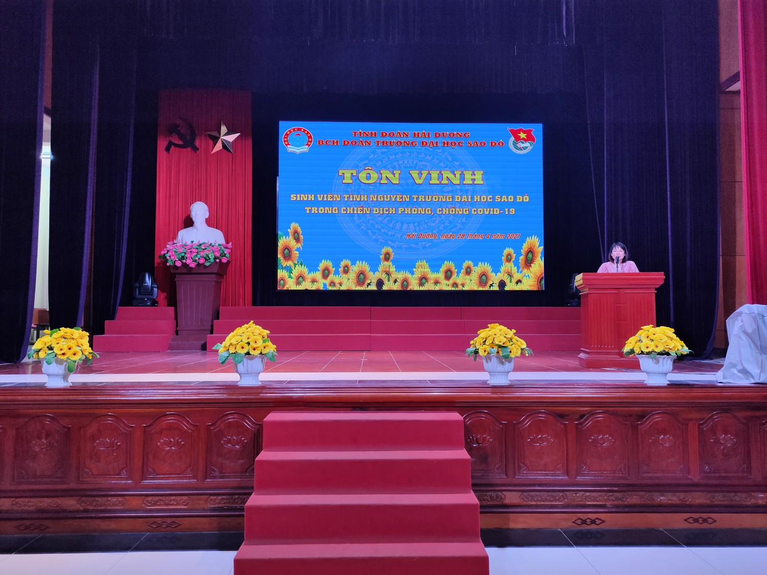 Đồng chí Lê Thị Huyền - Bí thư đoàn trường phát biểu động viên tinh thần sẵn sàng của sinh viên