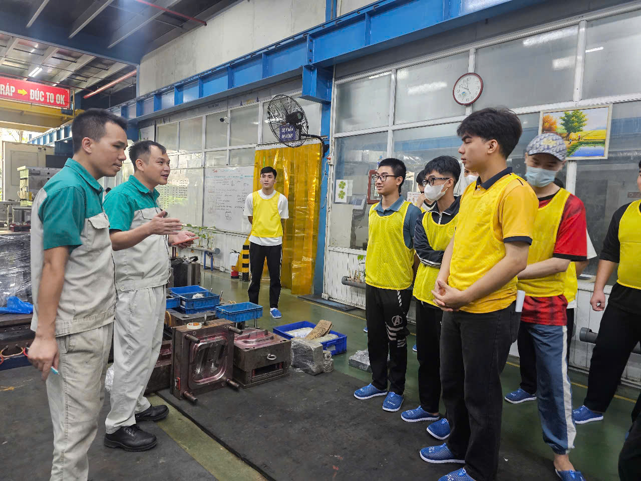 Hình ảnh sinh viên khóa 12 đang thực tập tại công ty